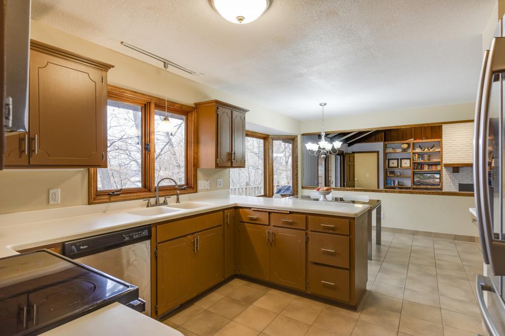 11318 Timberline Road Minnetonka, MN 55305 - Photo 9 of 36