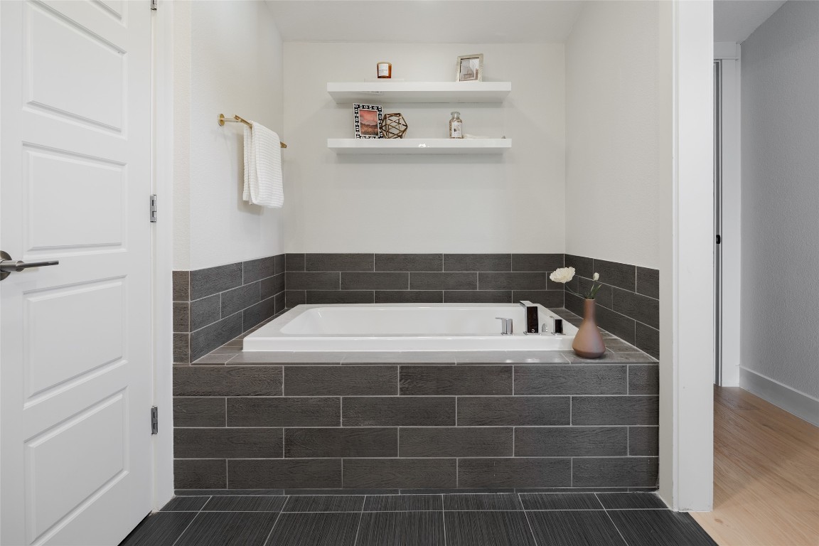 1205 McKinley Avenue Austin, TX 78702 - Photo 25 of 34 a bathroom with a bathtub