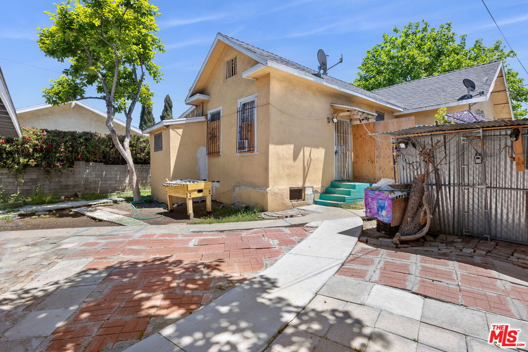 1342 Mohawk Street Los Angeles, CA 90026 - Photo 27 of 29 a view of a back yard of the house
