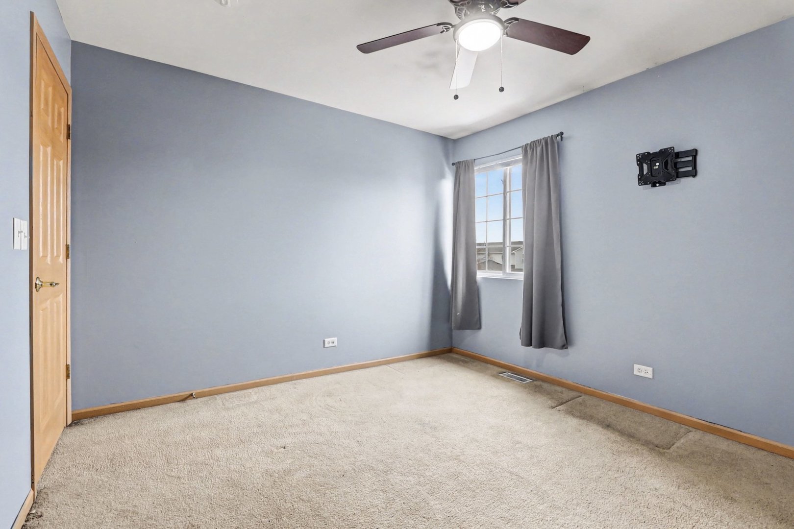 6503 Blue Sky Lane Matteson, IL 60443 - Photo 18 of 23 an empty room with chandelier fan and windows
