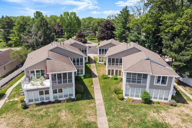 $315,000 | 510 South Harkless Drive, Unit 12, Syracuse, IN 46567