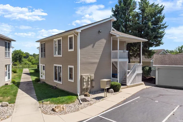 $315,000 | 510 South Harkless Drive, Unit 12, Syracuse, IN 46567