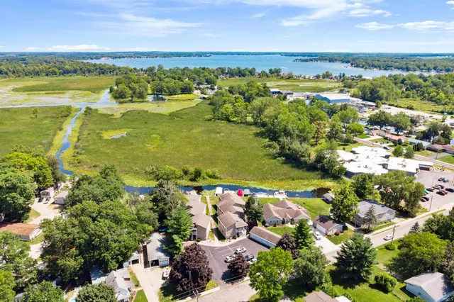 $315,000 | 510 South Harkless Drive, Unit 12, Syracuse, IN 46567