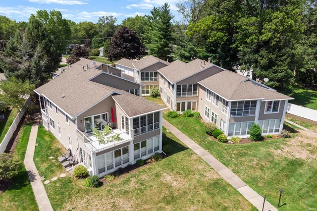 $315,000 | 510 South Harkless Drive, Unit 12, Syracuse, IN 46567