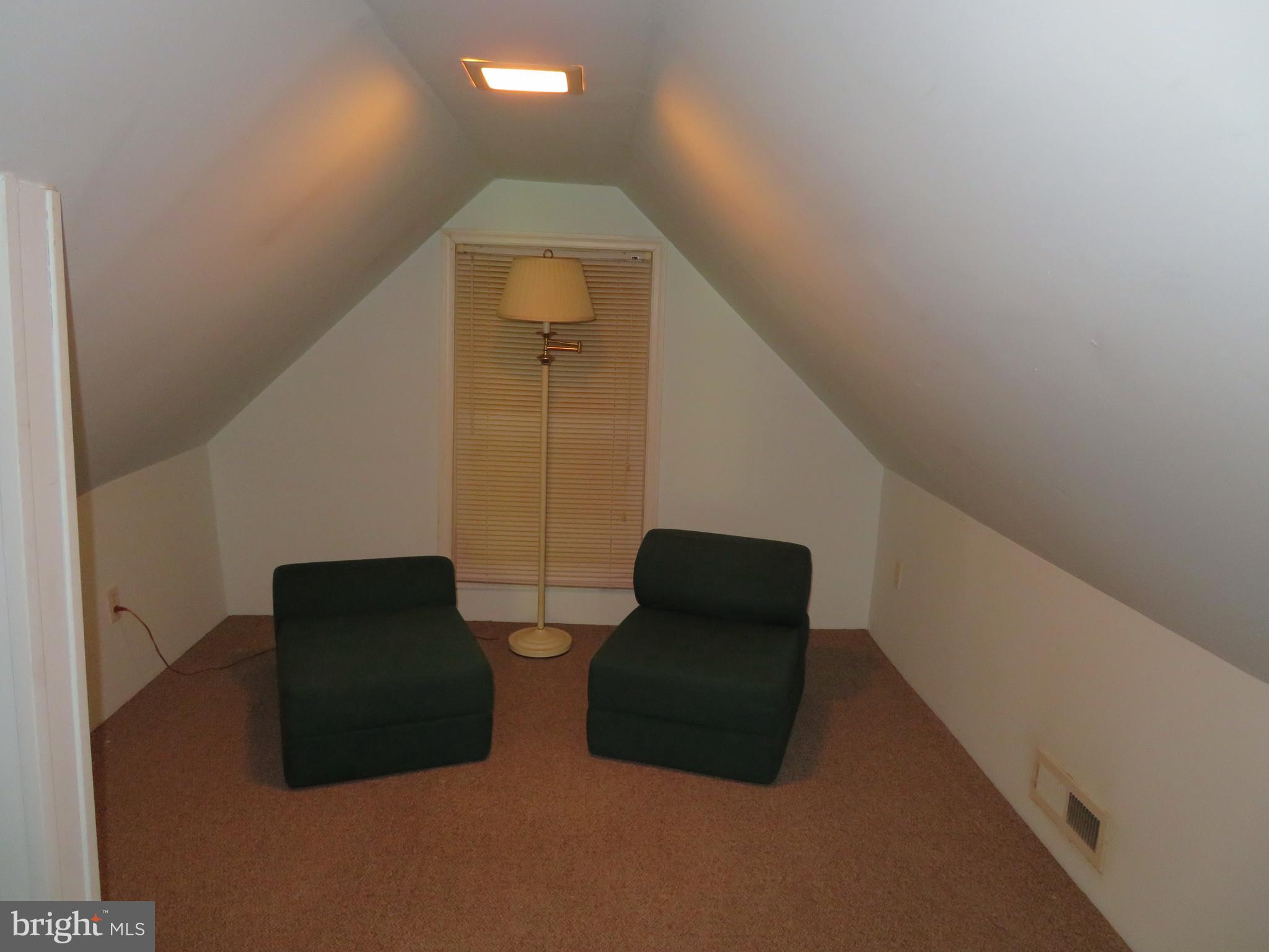 1660 Cape May Road Baltimore, MD 21221 - Photo 33 of 42 Upper level sitting area