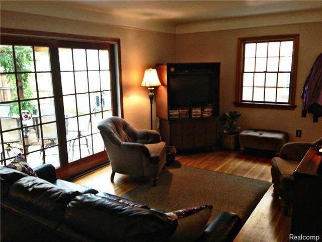 2237 Pembroke Road Birmingham, MI 48009 - Photo 4 of 14 PEMBROKE LIVING1.jpg