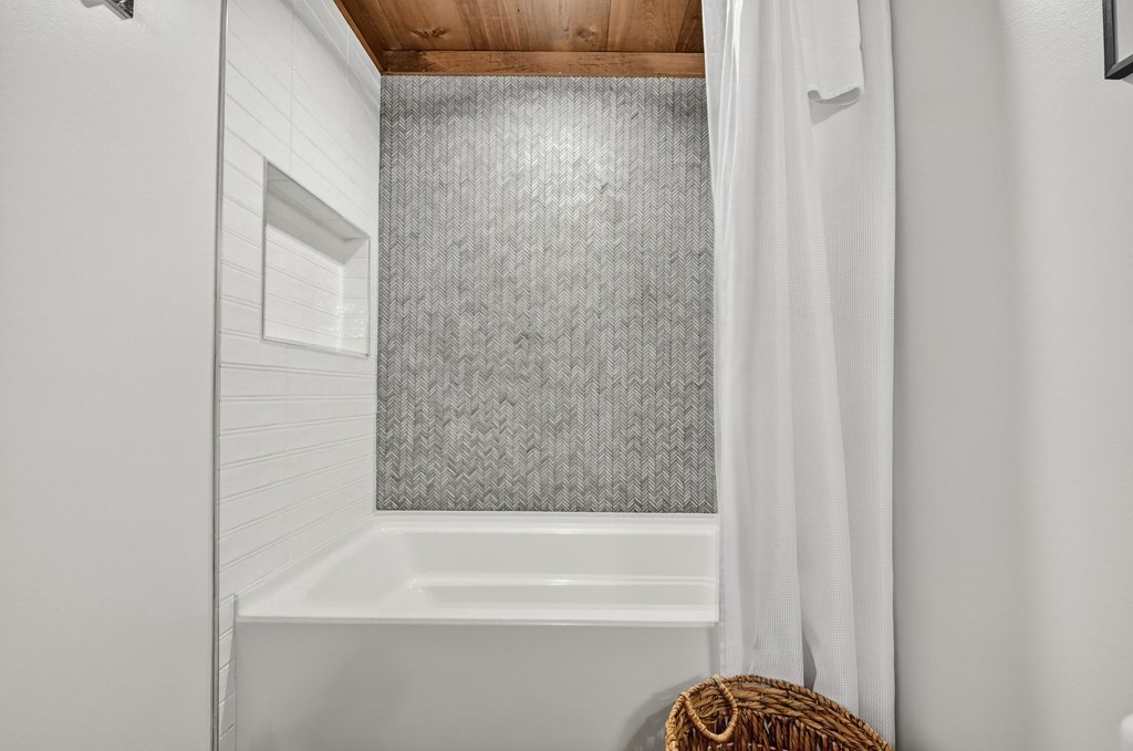 89 High Mdws Drive Morganton, GA 30560 - Photo 36 of 63 a bathroom with a bathtub