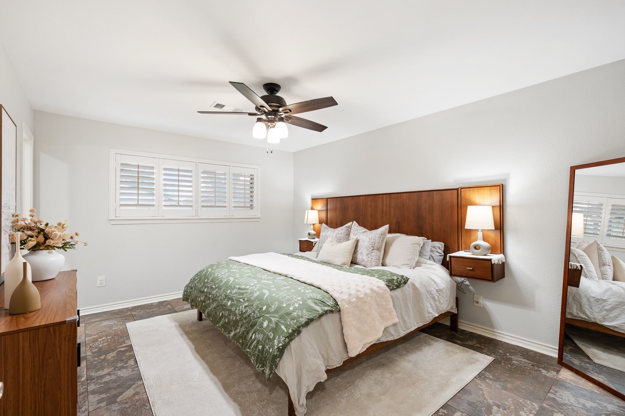 5658 Cartagena Street Houston, TX 77035 - Photo 17 of 33 The primary bedroom with a walk in closet.