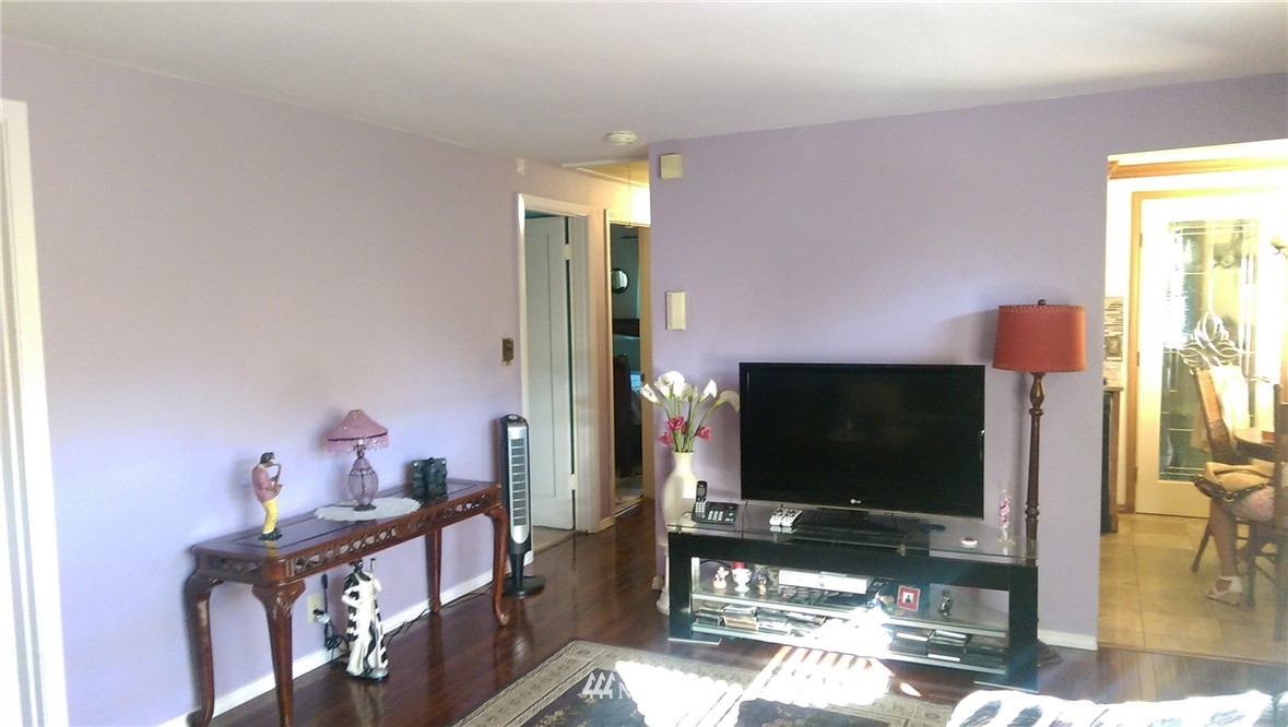 11928 Renton Avenue South Seattle, WA 98178 - Photo 3 of 15 Gallery Image 3