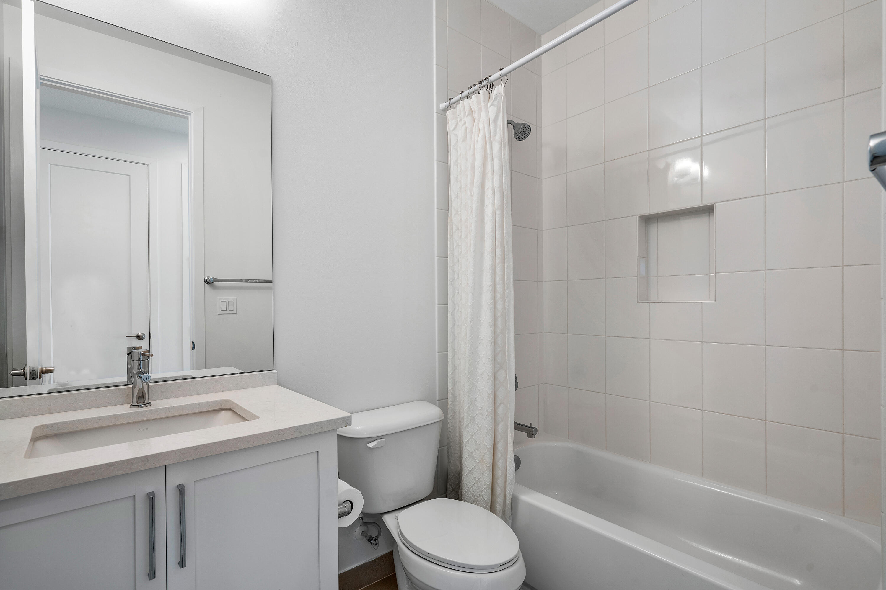 17528 Rainstream Road Boca Raton, FL 33496 - Photo 30 of 51 Full Hallway Bath with Tub/Shower