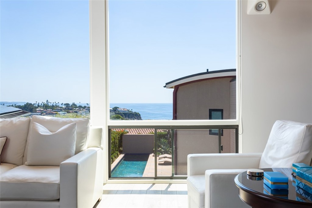 810 Emerald Bay Laguna Beach, CA 92651 - Photo 5 of 28 a living room with furniture