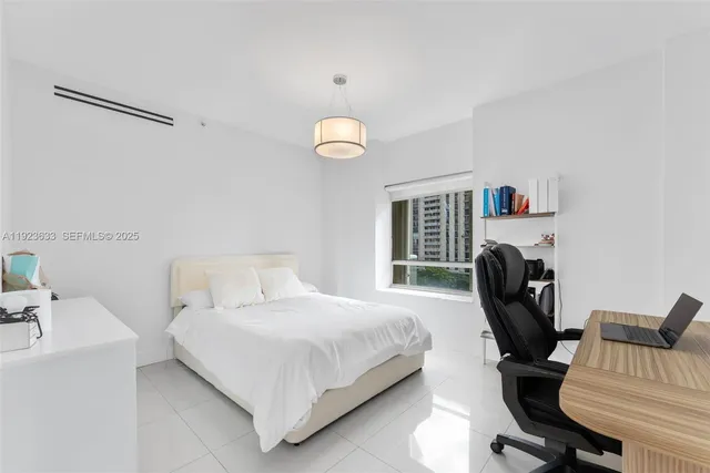 $1,250,000 | 19500 Turnberry Way, Unit 7D, Aventura, FL 33180