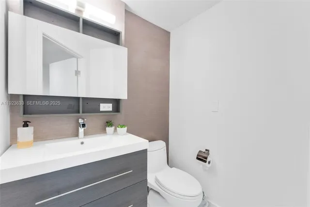 $1,250,000 | 19500 Turnberry Way, Unit 7D, Aventura, FL 33180