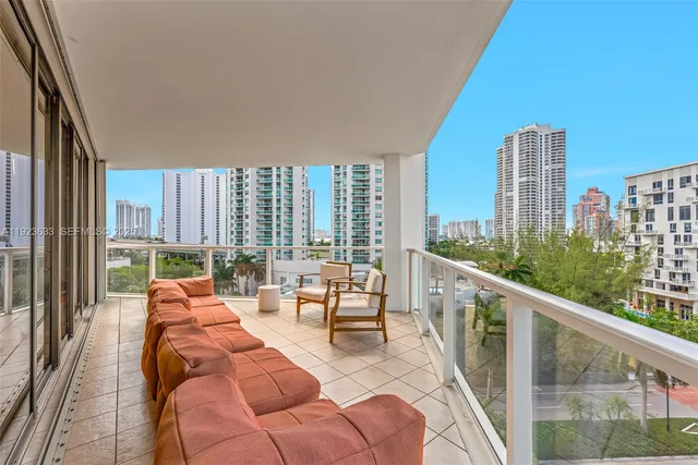 $1,250,000 | 19500 Turnberry Way, Unit 7D, Aventura, FL 33180