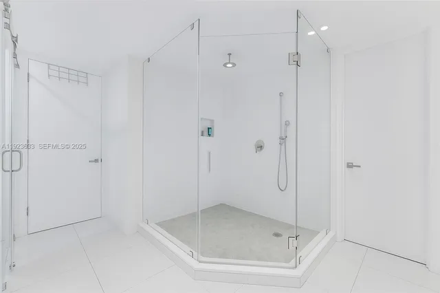 $1,250,000 | 19500 Turnberry Way, Unit 7D, Aventura, FL 33180