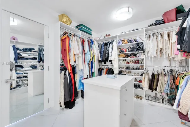 $1,250,000 | 19500 Turnberry Way, Unit 7D, Aventura, FL 33180