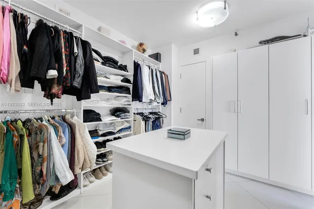 $1,250,000 | 19500 Turnberry Way, Unit 7D, Aventura, FL 33180