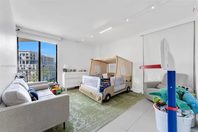 $1,250,000 | 19500 Turnberry Way, Unit 7D, Aventura, FL 33180