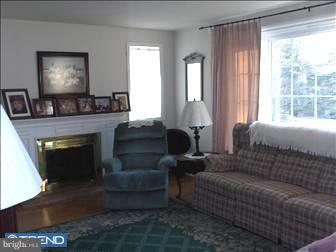 650 Spring Lane Philadelphia, PA 19128 - Photo 2 of 6 Living Room