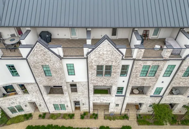 a view of multiple houses with a yard