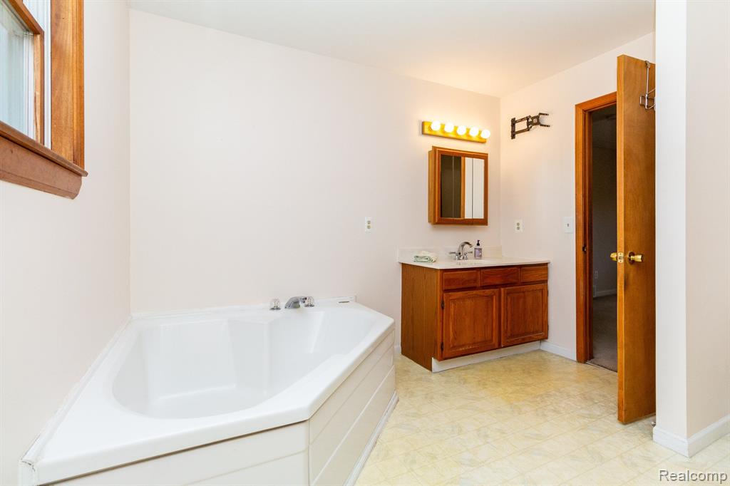 27469 Waltz Road New Boston, MI 48164 - Photo 22 of 60