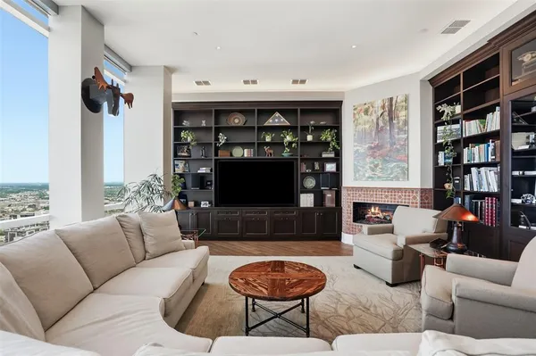 $20,000 | 500 Throckmorton Street, Unit 3601, Fort Worth, TX 76102