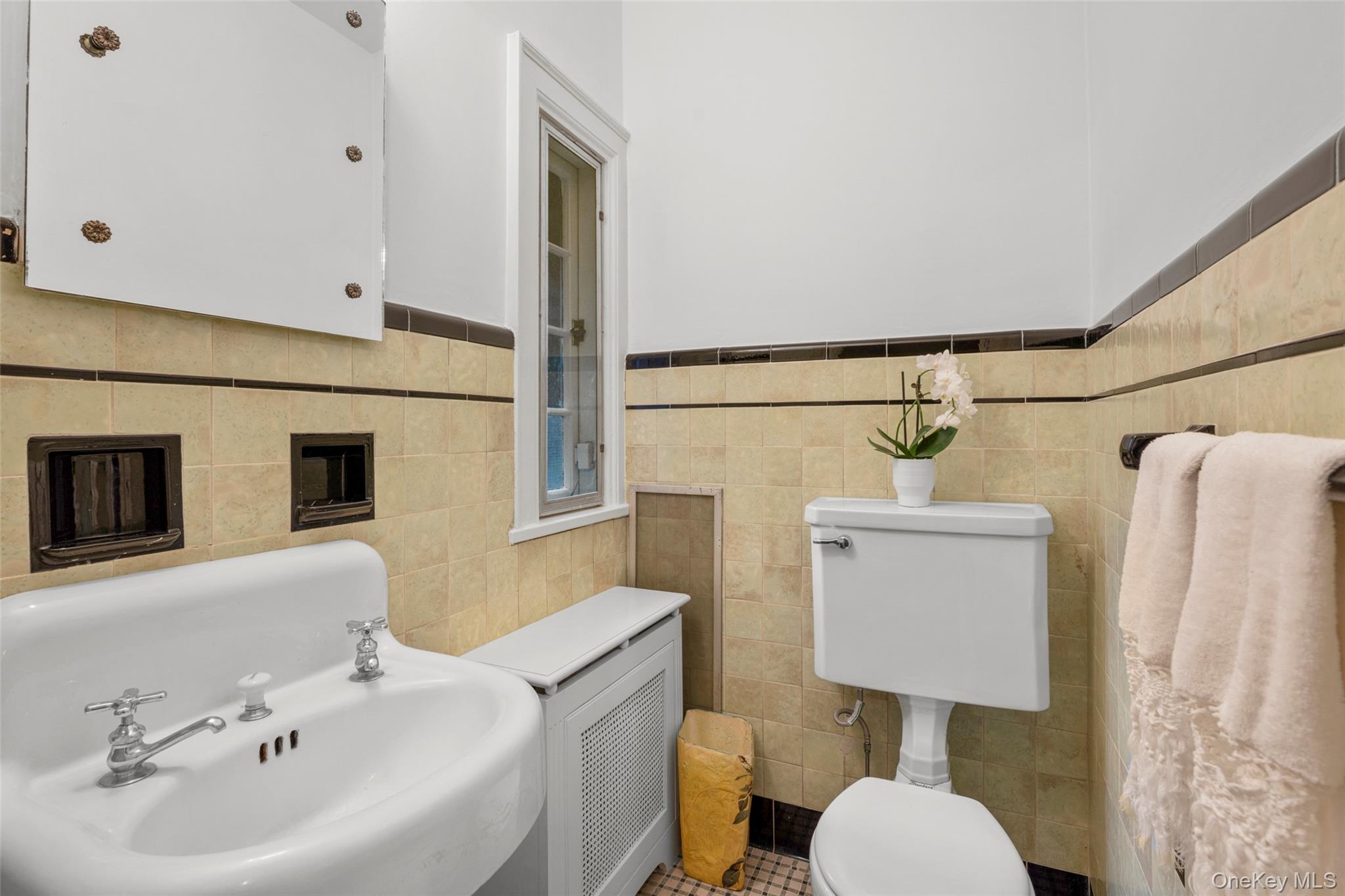260 Overlook Road New Rochelle, NY 10804 - Photo 6 of 48 Main floor powder room