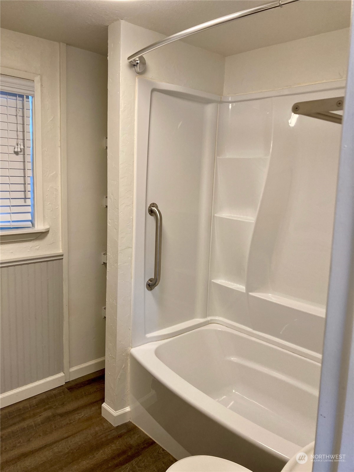 522 Centre Street La Conner, WA 98257 - Photo 18 of 30 a bathroom with a shower and a tub