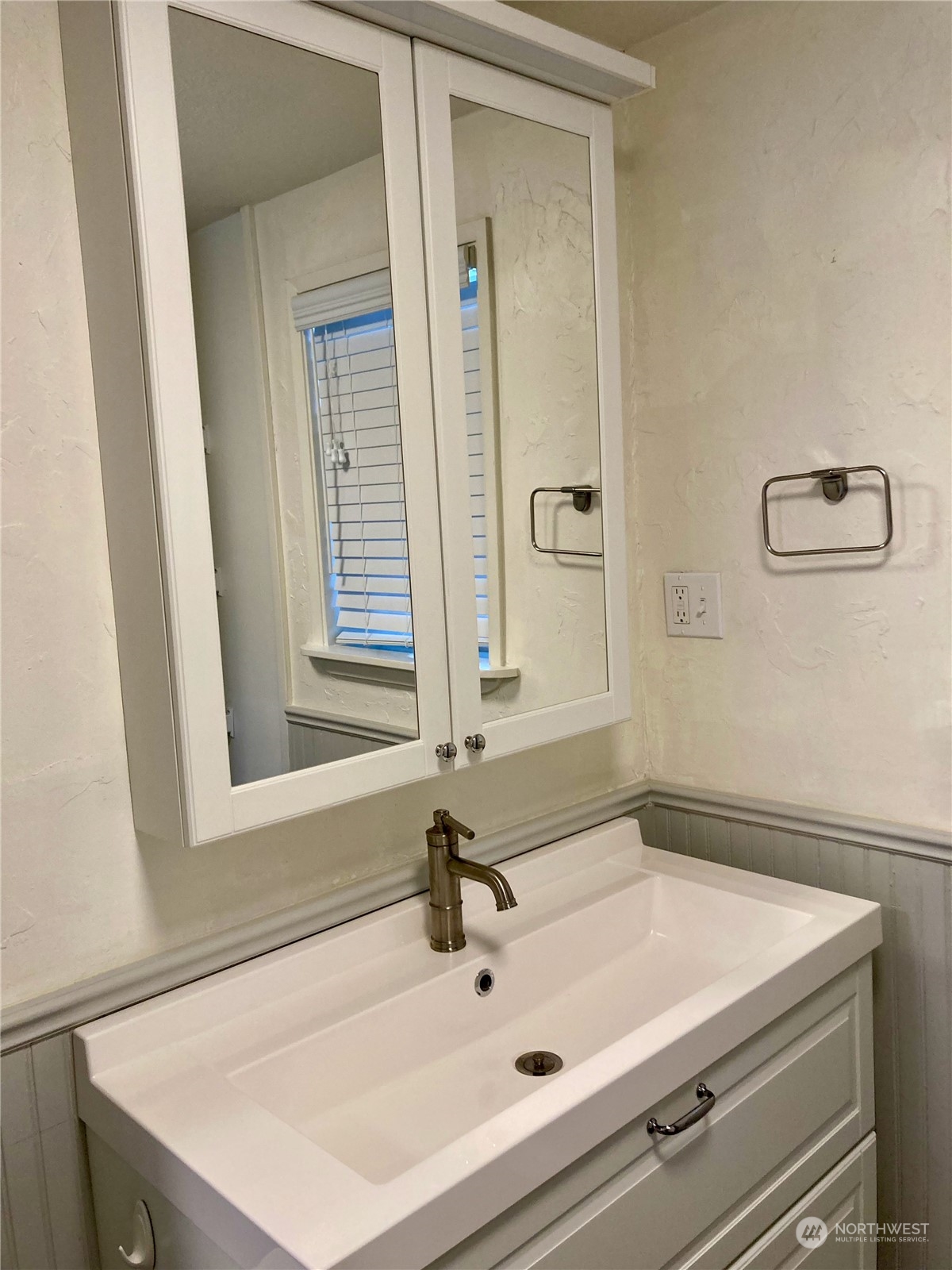 522 Centre Street La Conner, WA 98257 - Photo 19 of 30 a bathroom with a sink and a mirror