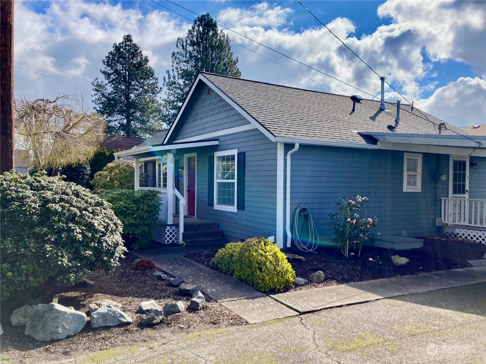 522 Centre Street La Conner, WA 98257 - Photo 26 of 30 a front view of a house with garden