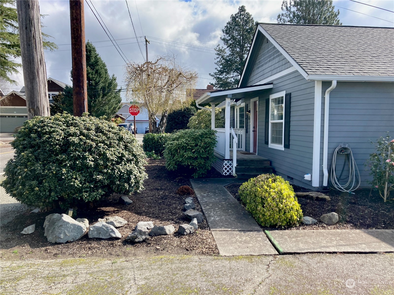 522 Centre Street La Conner, WA 98257 - Photo 27 of 30 a front view of a house