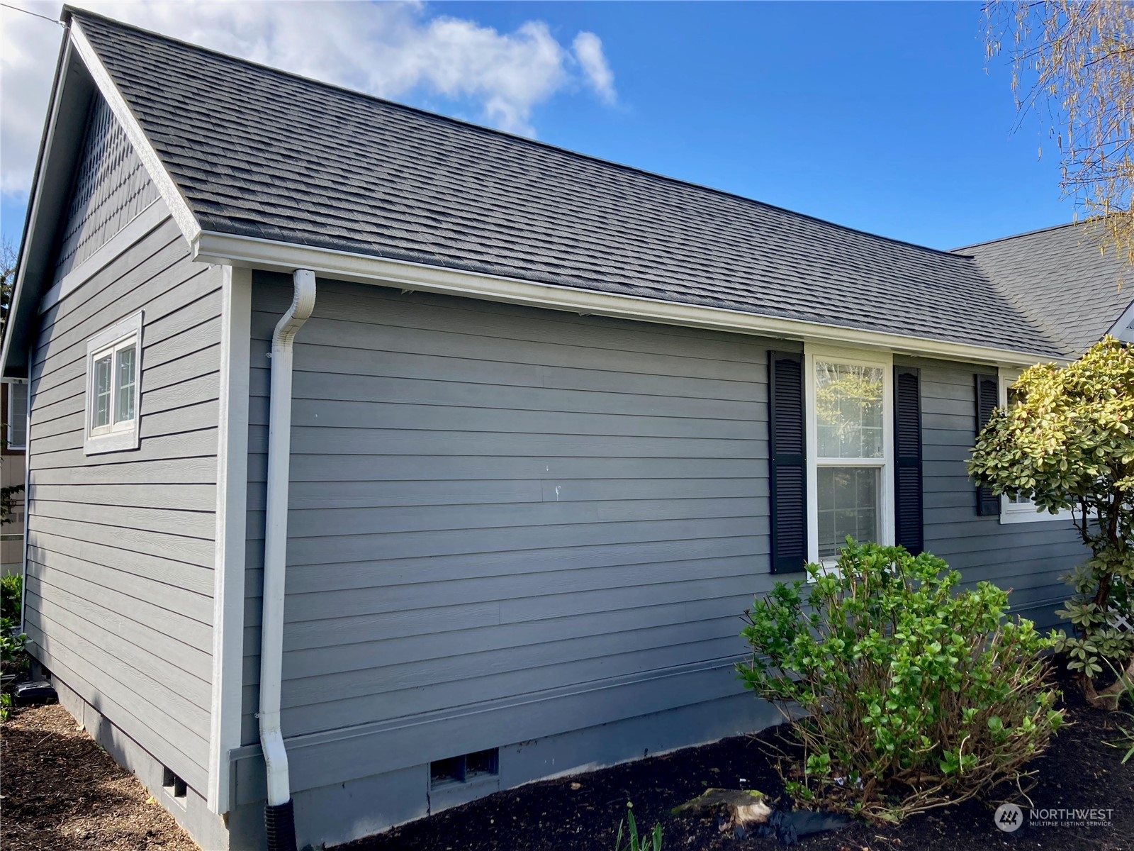 522 Centre Street La Conner, WA 98257 - Photo 28 of 30 a brick house with a flower garden