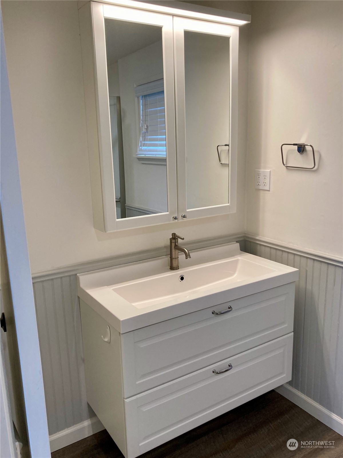 522 Centre Street La Conner, WA 98257 - Photo 9 of 30 a bathroom with a sink and a mirror