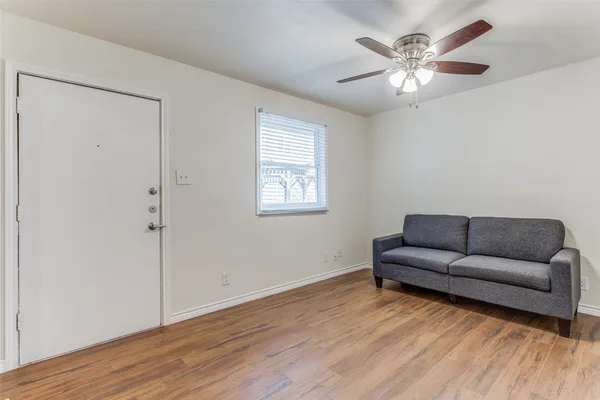 $1,250 | 2401 Manor Road, Unit 113, Austin, TX 78722