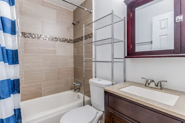 $1,250 | 2401 Manor Road, Unit 113, Austin, TX 78722