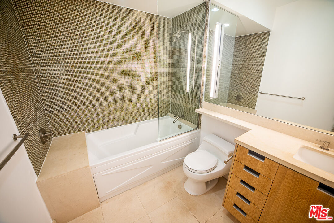 8 Brooks Avenue, Unit 10 Venice, CA 90291 - Photo 14 of 15 a bathroom with a toilet and a bathtub