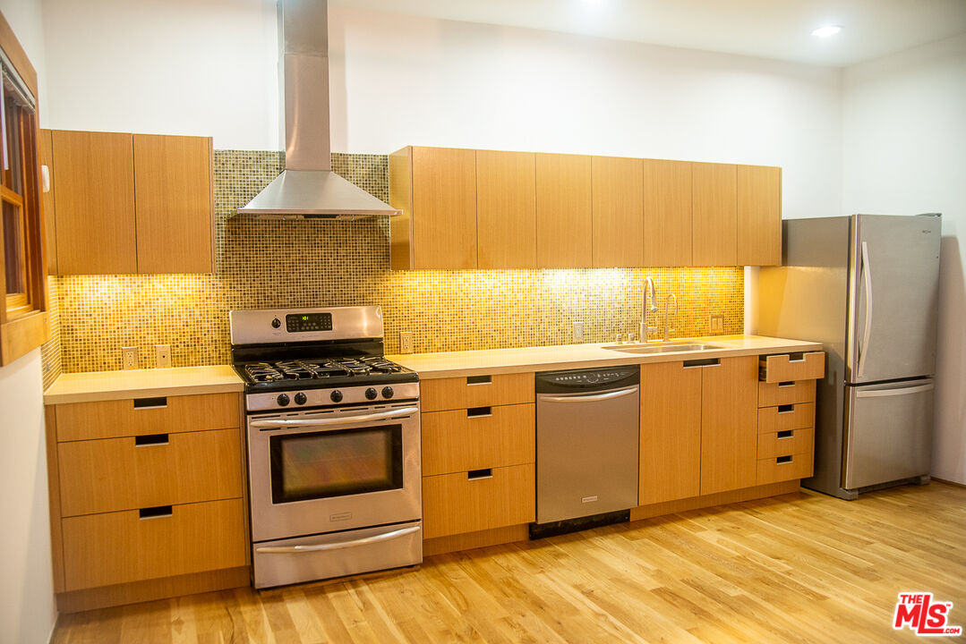 8 Brooks Avenue, Unit 10 Venice, CA 90291 - Photo 4 of 15 a kitchen with a stove and a refrigerator