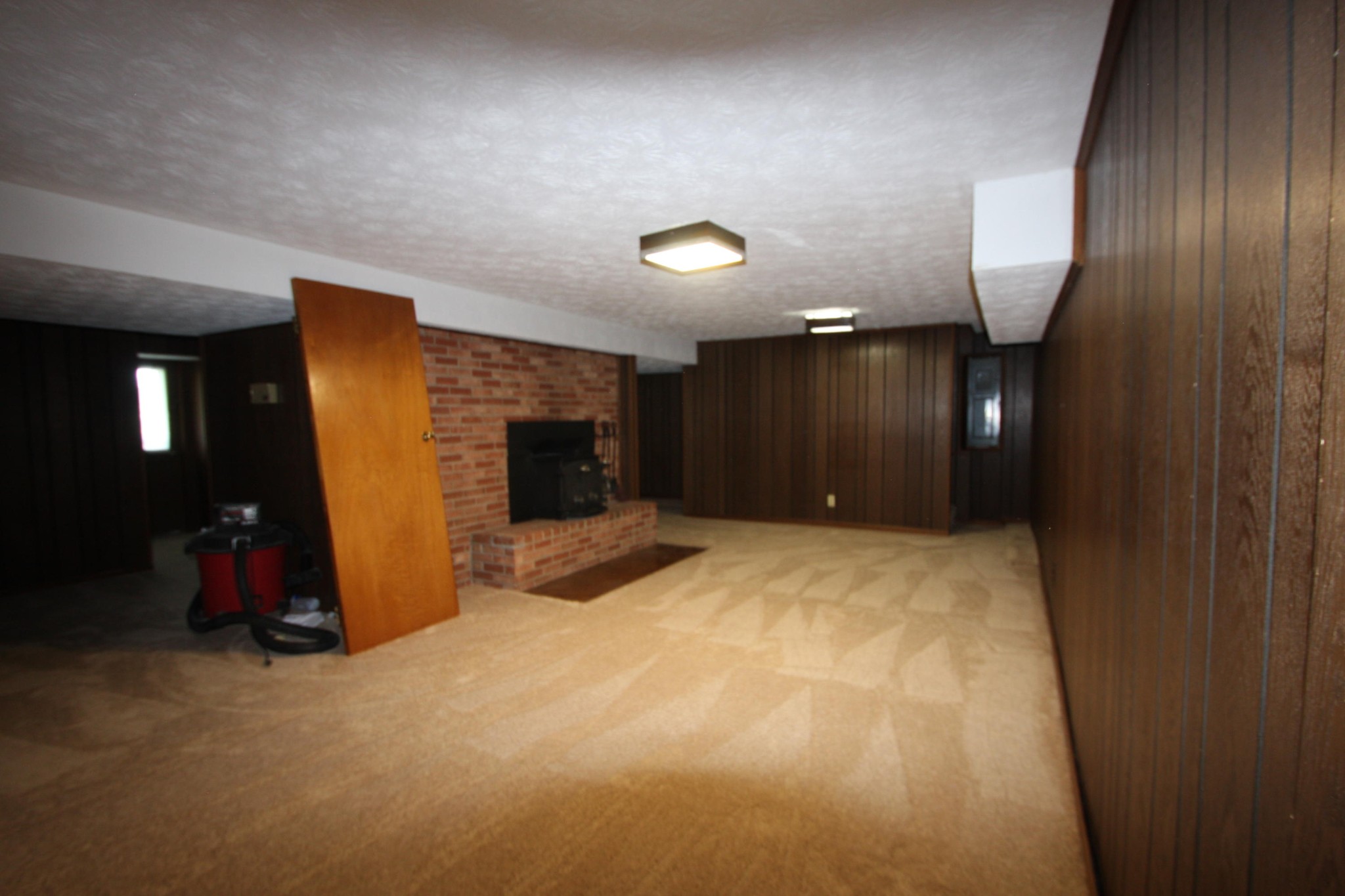 119 North Seneca Road Oak Ridge, TN 37830 - Photo 18 of 20 an empty room with closet and mirror