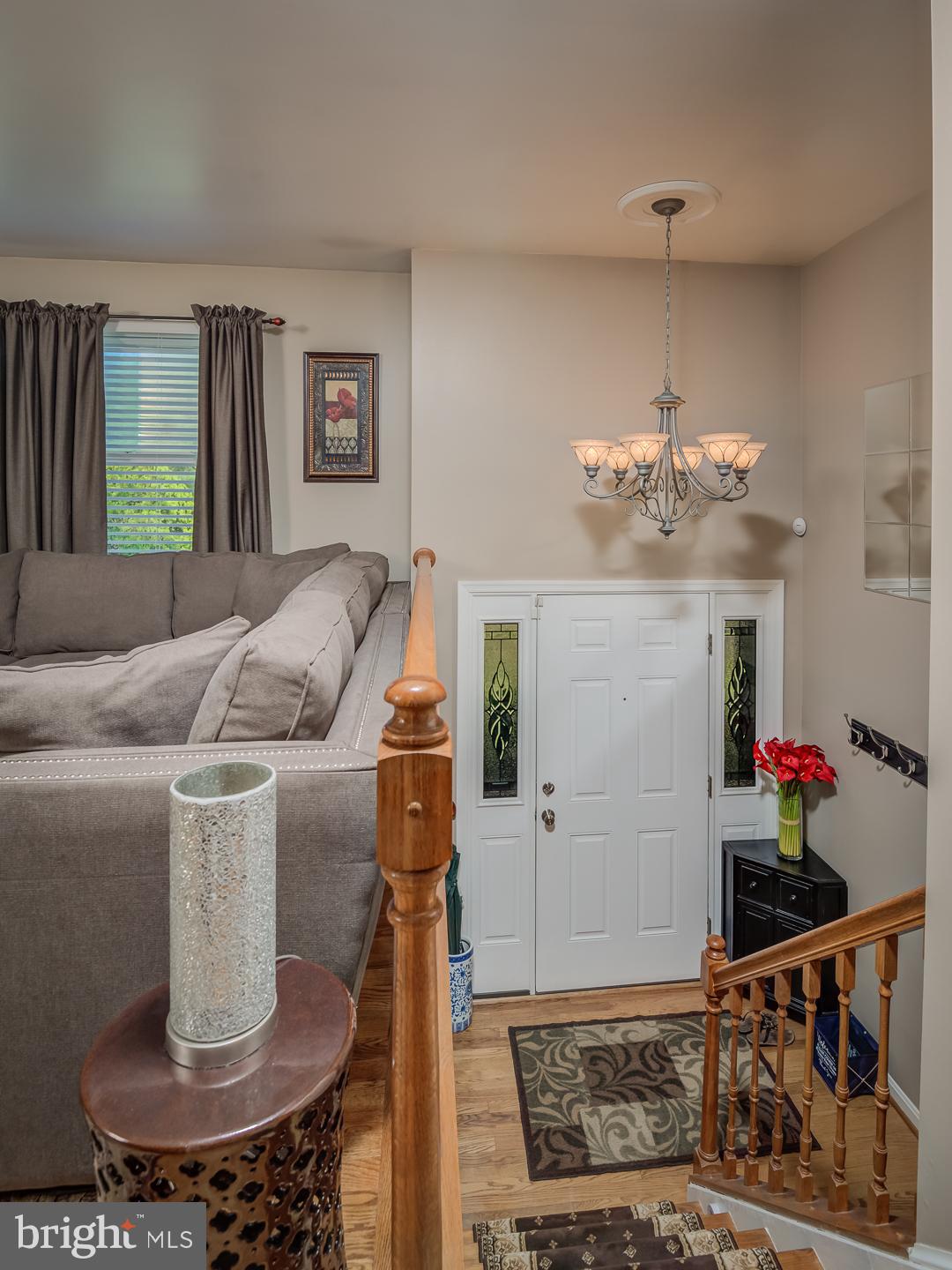 WELCOMING SPLIT FOYER!!!