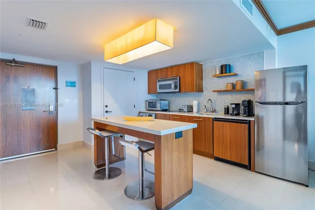 $600,000 | 6801 Collins Avenue, Unit 510, Miami Beach, FL 33141