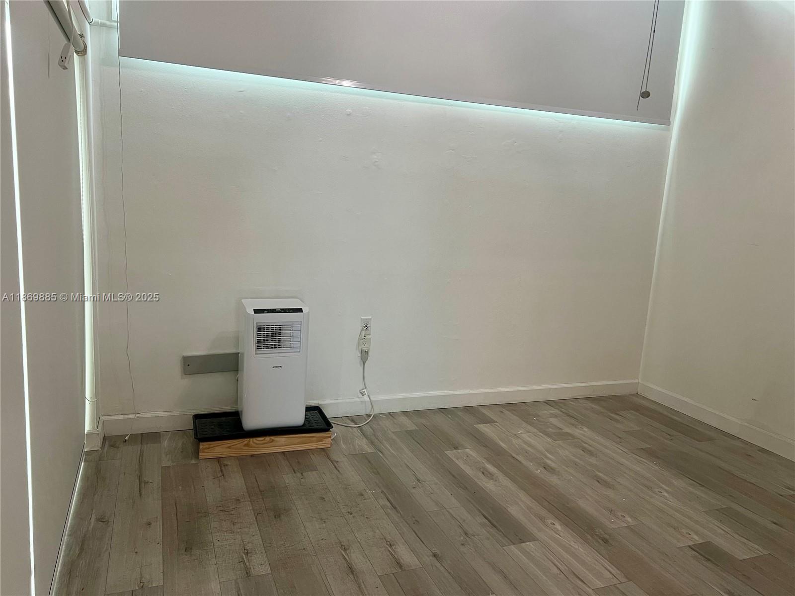Snapper Creek Townhouses Miami, FL 33173 - Photo 9 of 20 a view of empty room with wooden floor
