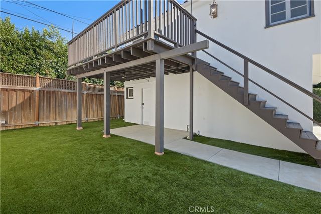 a view of an house with backyard and deck