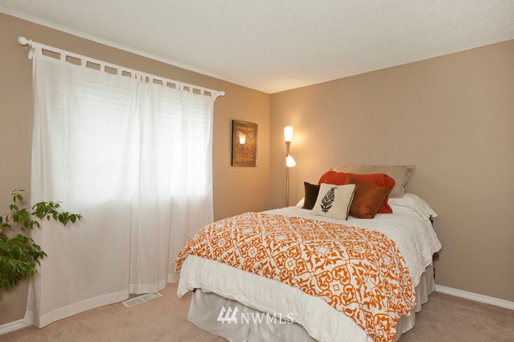17018 156th Avenue Southeast Renton, WA 98058 - Photo 9 of 15 Gallery Image 9