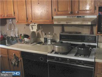 256 Hampden Road Upper Darby, PA 19082 - Photo 4 of 8 Kitchen