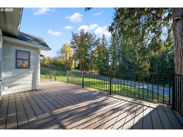 a view of a backyard