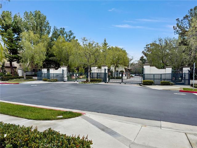 a view of a dinning table and chairs in patio