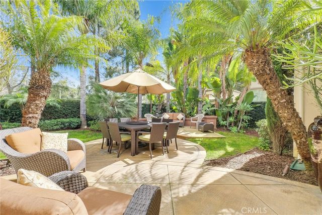 a view of yellow house with a yard