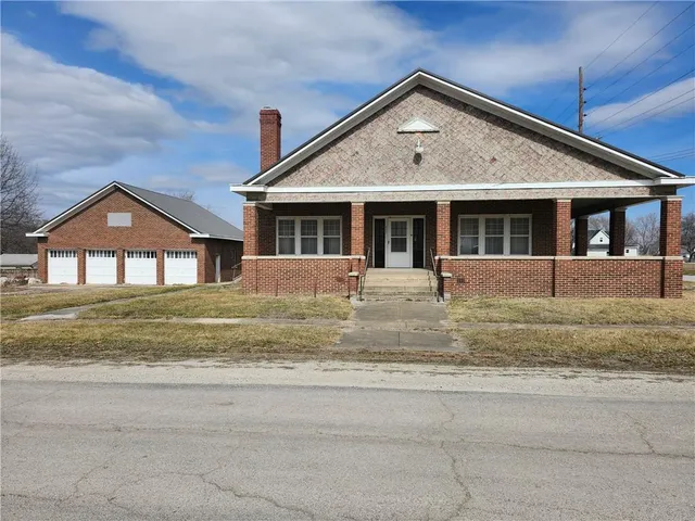 $385,000 | 207 East 4th Street, Braymer, MO 64624