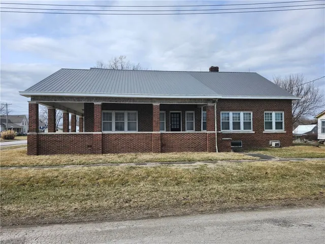 $385,000 | 207 East 4th Street, Braymer, MO 64624