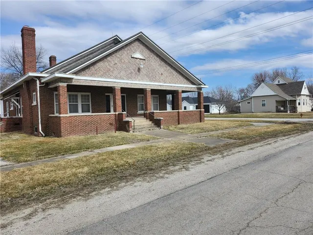 $385,000 | 207 East 4th Street, Braymer, MO 64624